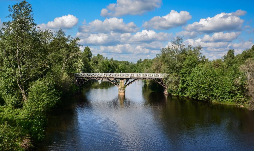 Kuvassa vanha Penttilän silta ja jokivarsimaisemaa Kaustisen keskustasta.