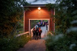 Järvelan riippusillalla nuoria.