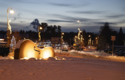 Viulu-taideteos kunnan keskustan liikenneympyrässä.