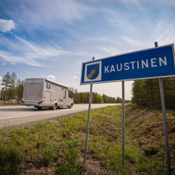 Matkailuauto ohittaa Kaustisen kunnan rajakyltin.